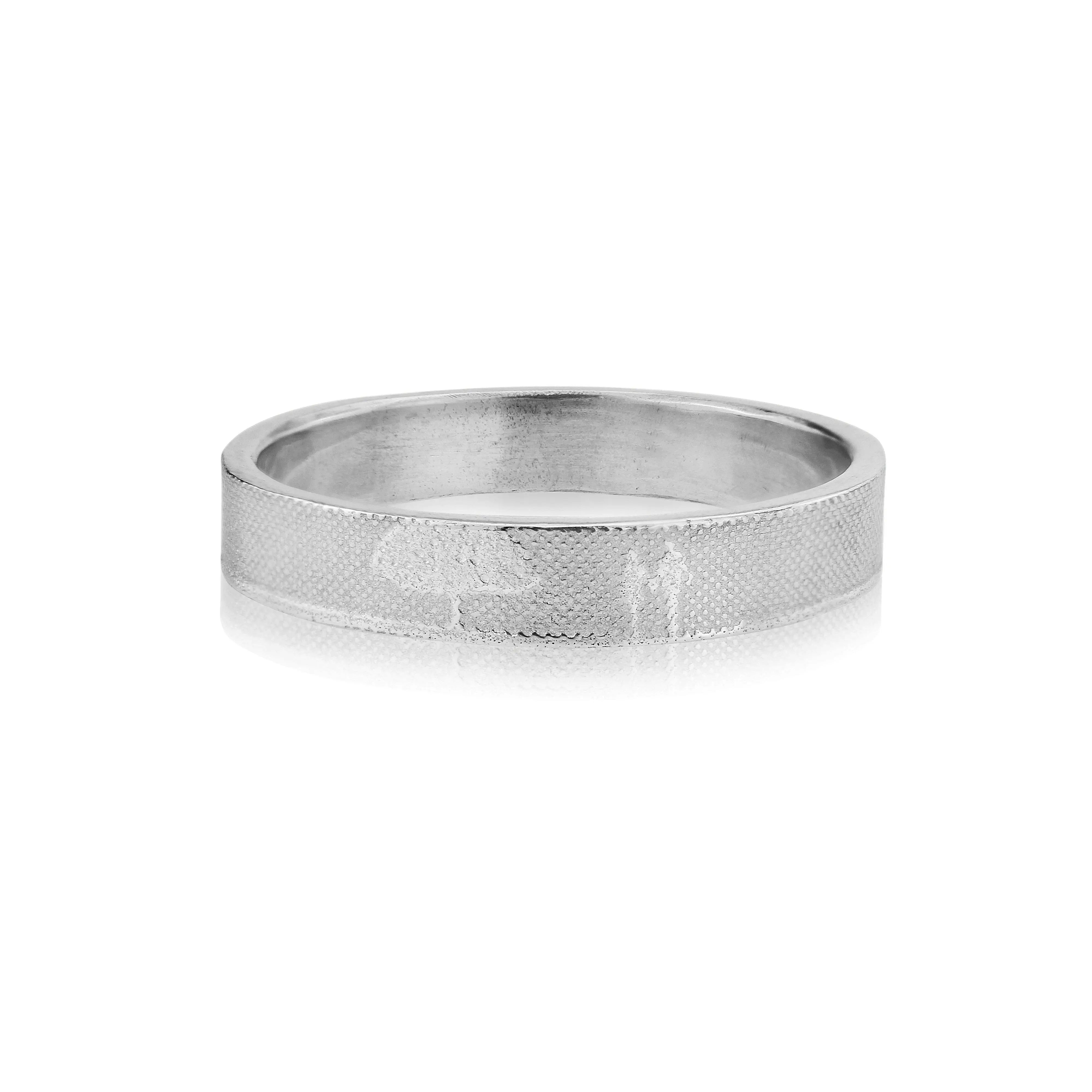 Platinum Countryside Couple wedding ring featuring couple and tree motif on 5mm band.